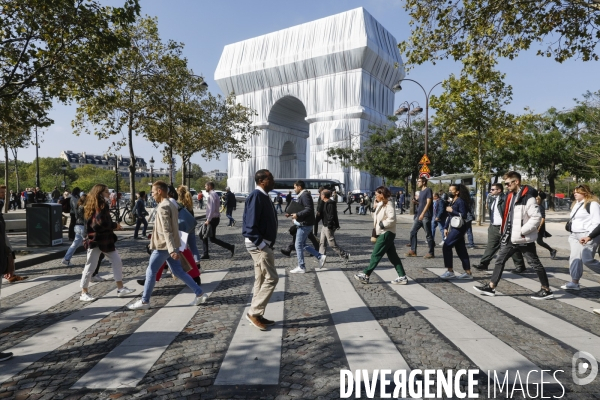 CHRISTO emballe l Arc-De-Triomphe