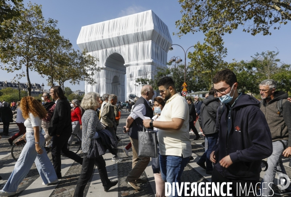 CHRISTO emballe l Arc-De-Triomphe