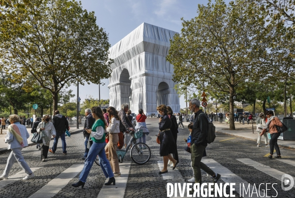 CHRISTO emballe l Arc-De-Triomphe