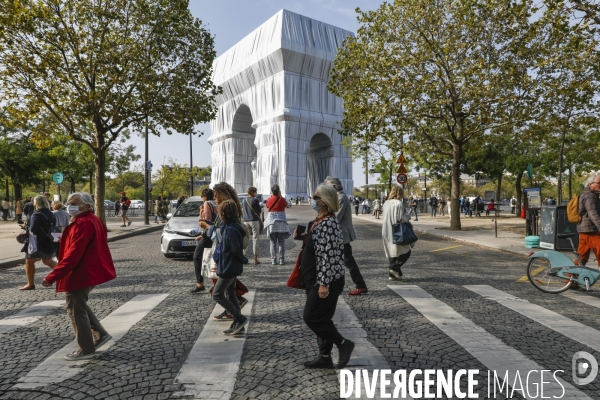 CHRISTO emballe l Arc-De-Triomphe