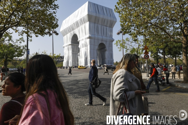 CHRISTO emballe l Arc-De-Triomphe