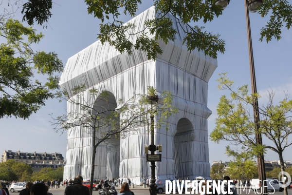 CHRISTO emballe l Arc-De-Triomphe