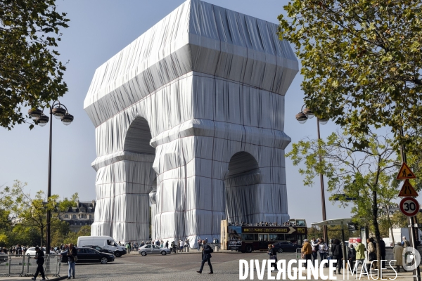 CHRISTO emballe l Arc-De-Triomphe