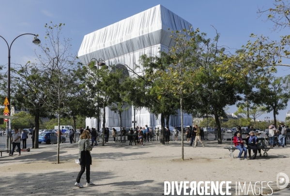 CHRISTO emballe l Arc-De-Triomphe