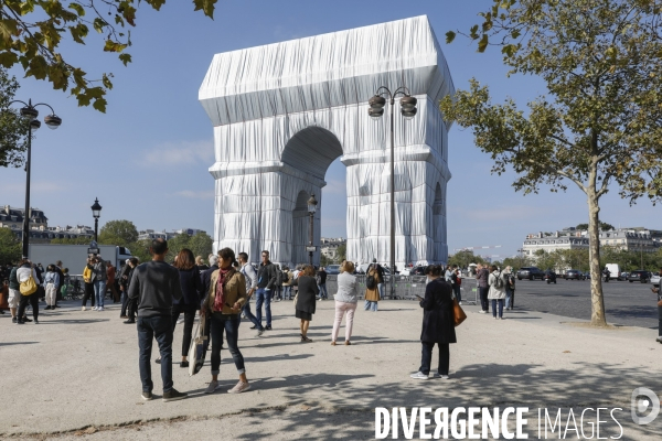 CHRISTO emballe l Arc-De-Triomphe