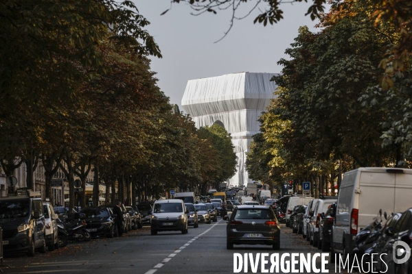 CHRISTO emballe l Arc-De-Triomphe