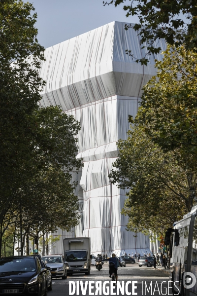 CHRISTO emballe l Arc-De-Triomphe