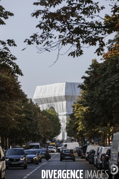 CHRISTO emballe l Arc-De-Triomphe