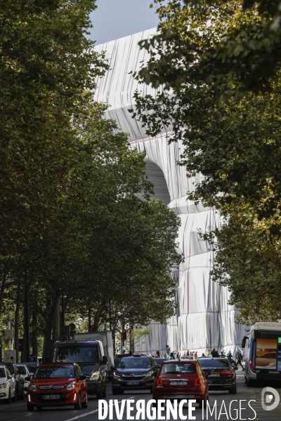 CHRISTO emballe l Arc-De-Triomphe