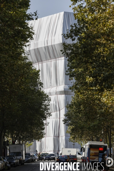 CHRISTO emballe l Arc-De-Triomphe