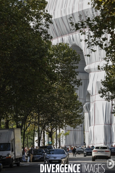 CHRISTO emballe l Arc-De-Triomphe