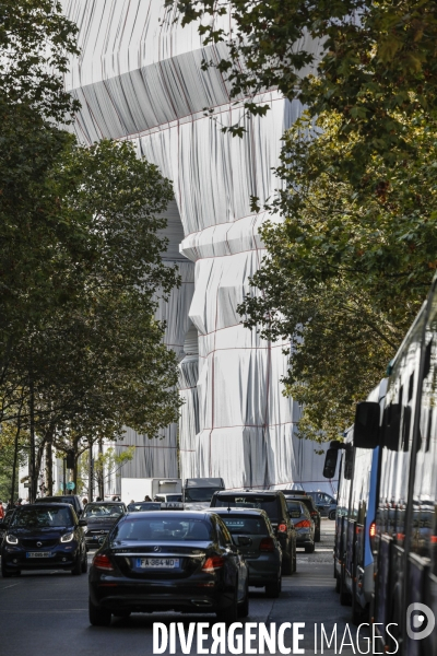 CHRISTO emballe l Arc-De-Triomphe