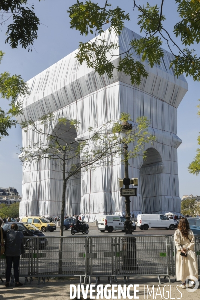 CHRISTO emballe l Arc-De-Triomphe