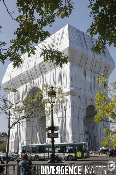 CHRISTO emballe l Arc-De-Triomphe