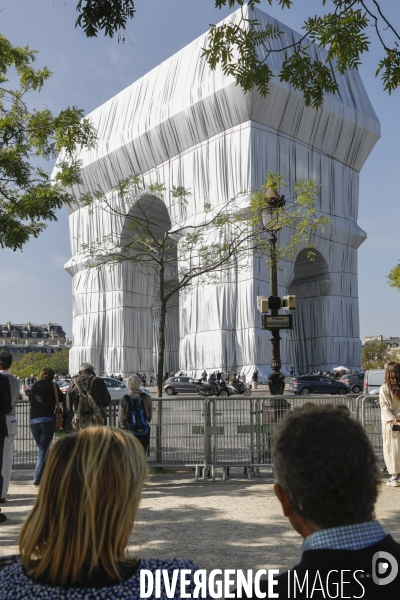 CHRISTO emballe l Arc-De-Triomphe