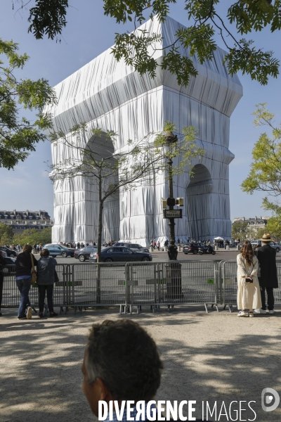 CHRISTO emballe l Arc-De-Triomphe