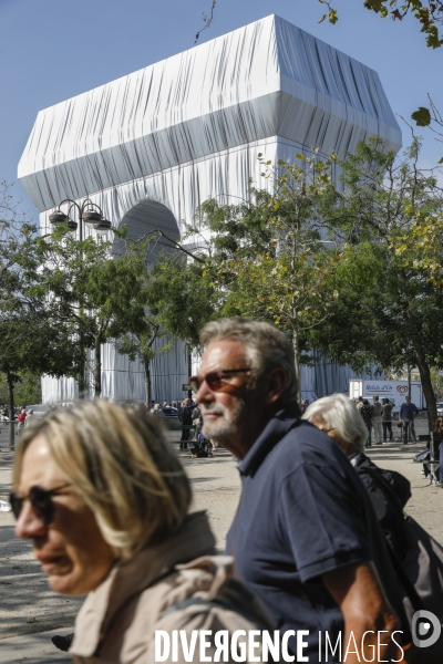 CHRISTO emballe l Arc-De-Triomphe