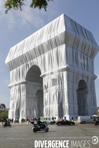 CHRISTO emballe l Arc-De-Triomphe