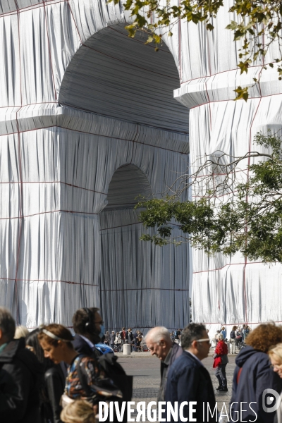 CHRISTO emballe l Arc-De-Triomphe