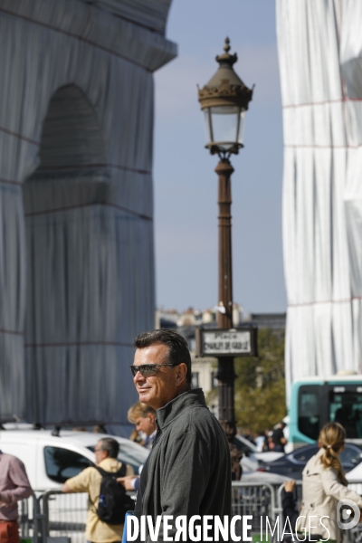 CHRISTO emballe l Arc-De-Triomphe