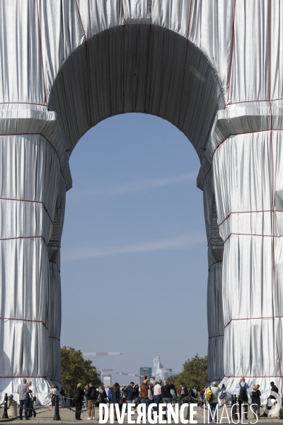 CHRISTO emballe l Arc-De-Triomphe