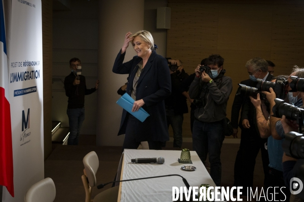 Marine LE PEN présente son projet de référendum sur l immigration.