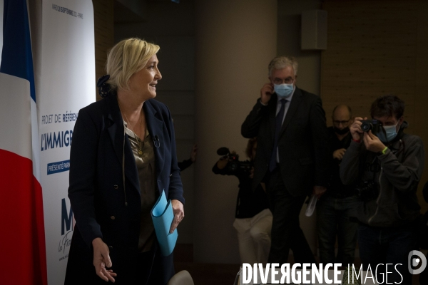 Marine LE PEN présente son projet de référendum sur l immigration.