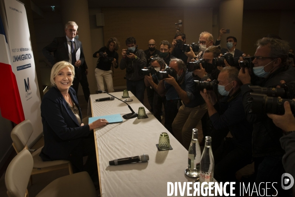 Marine LE PEN présente son projet de référendum sur l immigration.