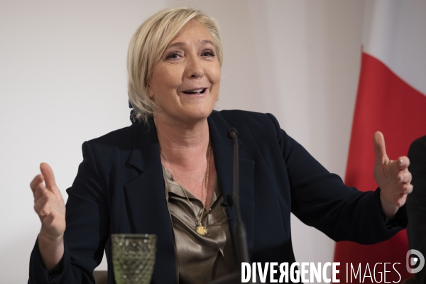 Marine LE PEN présente son projet de référendum sur l immigration.