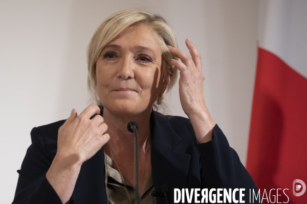 Marine LE PEN présente son projet de référendum sur l immigration.