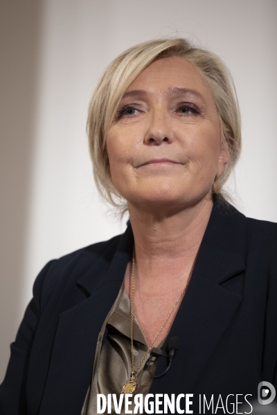 Marine LE PEN présente son projet de référendum sur l immigration.