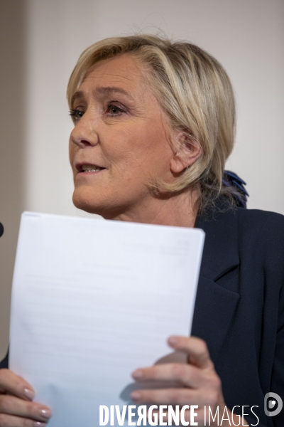 Marine LE PEN présente son projet de référendum sur l immigration.