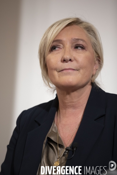 Marine LE PEN présente son projet de référendum sur l immigration.