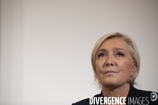 Marine LE PEN présente son projet de référendum sur l immigration.