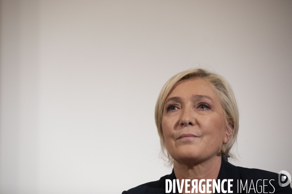 Marine LE PEN présente son projet de référendum sur l immigration.