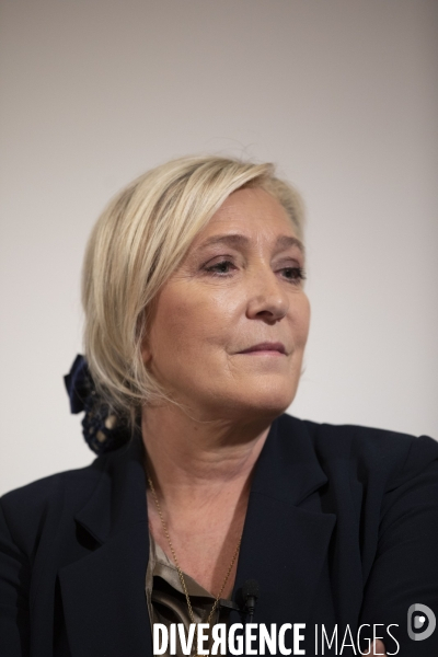 Marine LE PEN présente son projet de référendum sur l immigration.