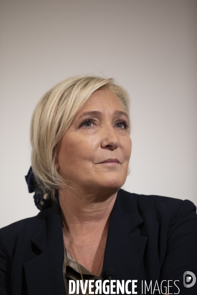 Marine LE PEN présente son projet de référendum sur l immigration.