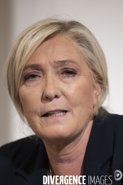 Marine LE PEN présente son projet de référendum sur l immigration.