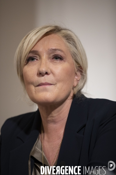 Marine LE PEN présente son projet de référendum sur l immigration.