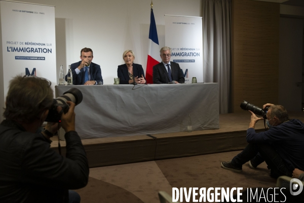 Marine LE PEN présente son projet de référendum sur l immigration.