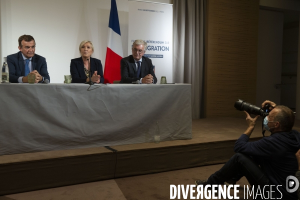 Marine LE PEN présente son projet de référendum sur l immigration.