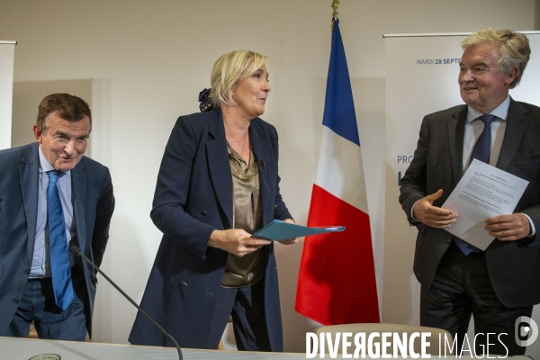 Marine LE PEN présente son projet de référendum sur l immigration.