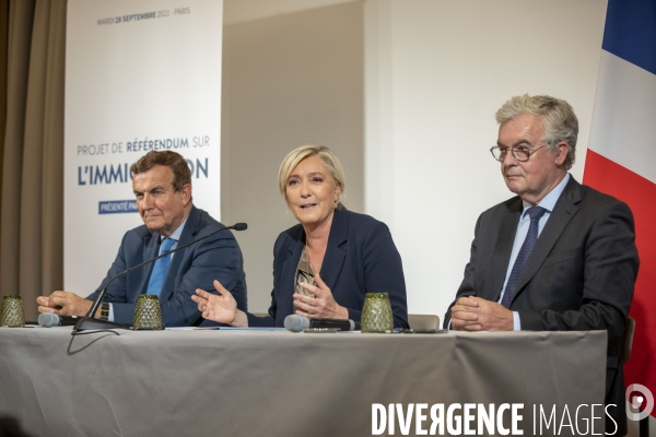 Marine LE PEN présente son projet de référendum sur l immigration.