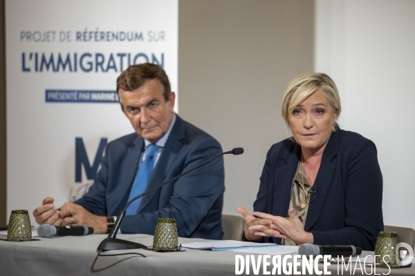Marine LE PEN présente son projet de référendum sur l immigration.