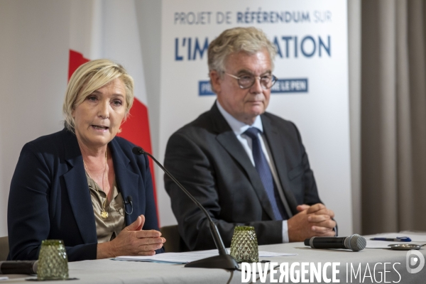 Marine LE PEN présente son projet de référendum sur l immigration.