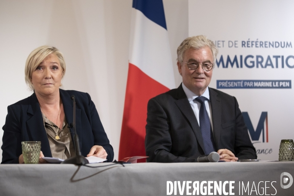 Marine LE PEN présente son projet de référendum sur l immigration.