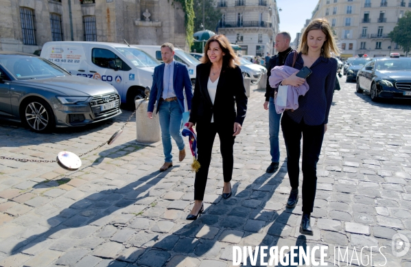 Anne hidalgo inaugure la place Juliette gréco