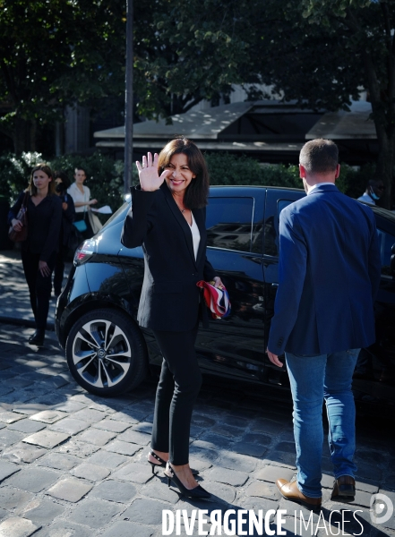 Anne hidalgo inaugure la place Juliette gréco