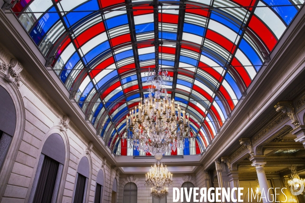 Pavoisé , une oeuvre de Daniel BUREN à l Elysée.