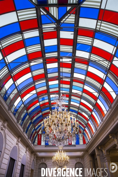 Pavoisé , une oeuvre de Daniel BUREN à l Elysée.